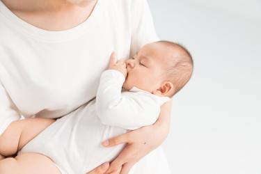 新生儿吐奶后还想吃能不能再喂 新生儿吐奶后还想吃能不能再喂